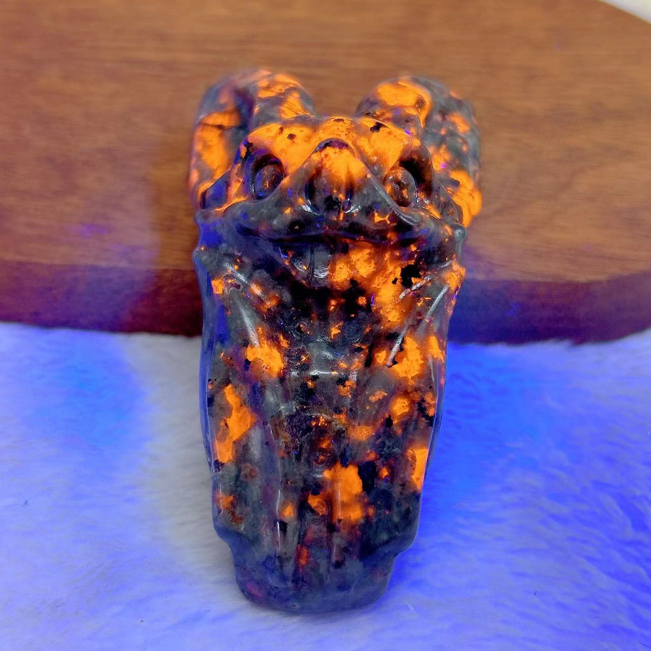 Lighting Effect Home Decor - Natural Crystal Yooperlite Bat Carving UV